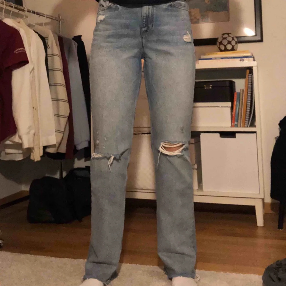 Säljer mina skitsnygga jeans från river island! Köpte dem på Nelly i höstas men de har inte kommit till användning så mycket. Jag är 172cm och de går ner till golvet på mig så riktigt bra längd! . Jeans & Byxor.