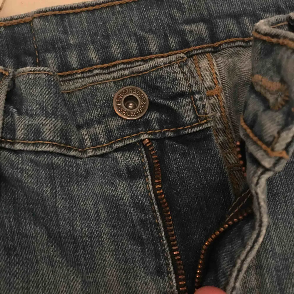 Säljer ett par Levis jeans, ljusblå med lite slitningar. Köpta second hand. Nypris 300 säljer för 100. Storlek 27/30 , small/medium. Möts i stan🧡🧡. Jeans & Byxor.