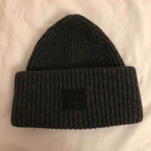  - Mörkgrå acne mössa. Superfräsch och i toppenskick, dock ett litet hål på baksidan som knappt syns (sista bilden)