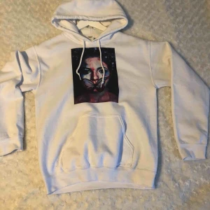  - Vit hoodie med tryck. Nypris ca 600kr. Köpare står för frakt