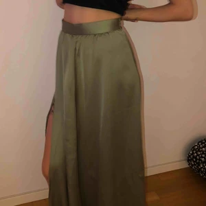  - Långkjol från bikbok köpt förra sommaren. Asfin med slits på ena sidan.