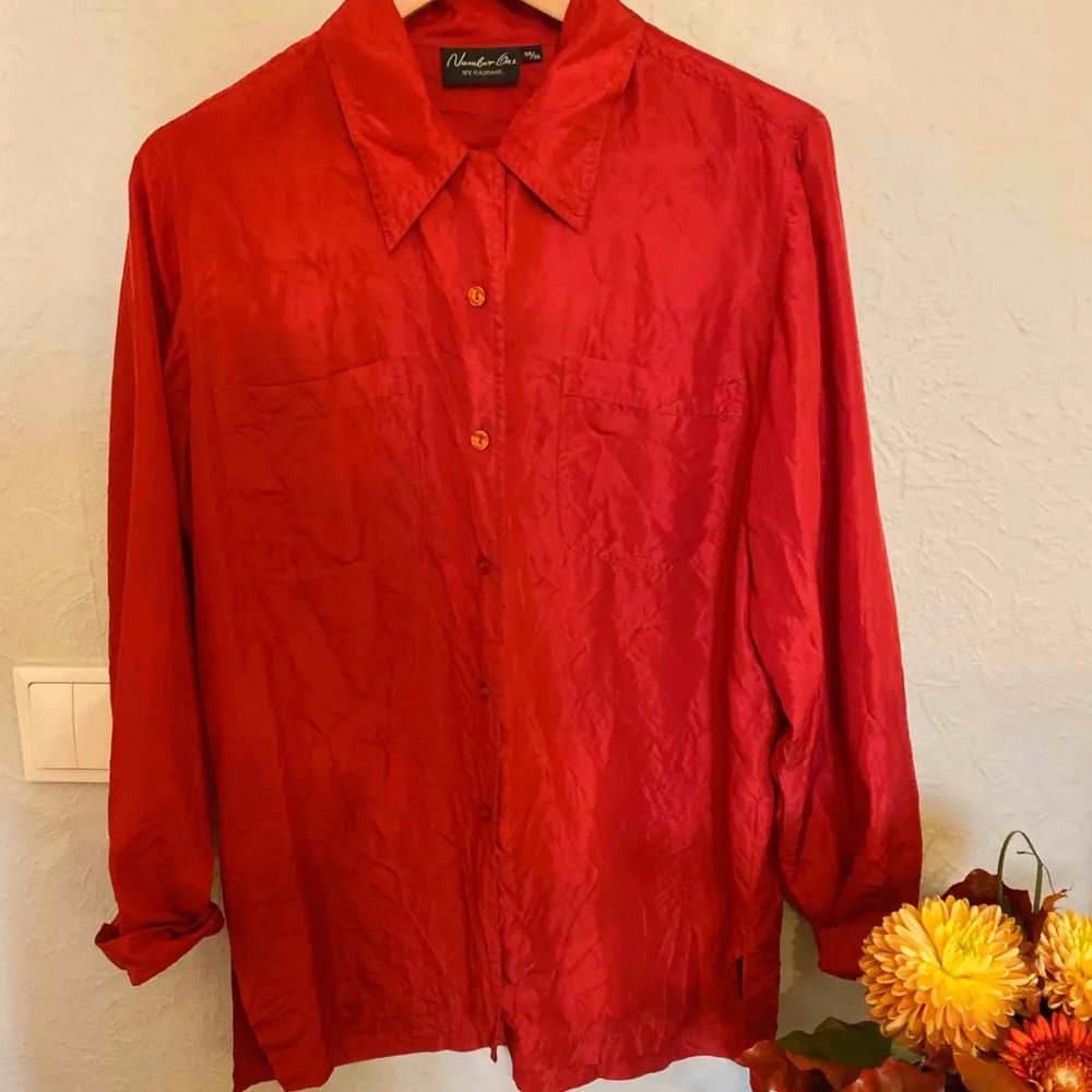 Röd silkesskjorta. +frakt. Skjortor.