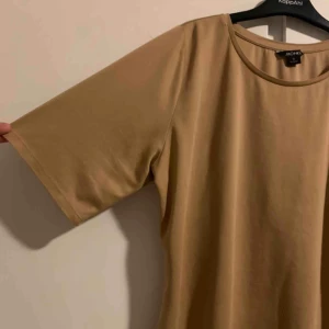  - Senapsgul t shirt från Monki, sparsamt använd