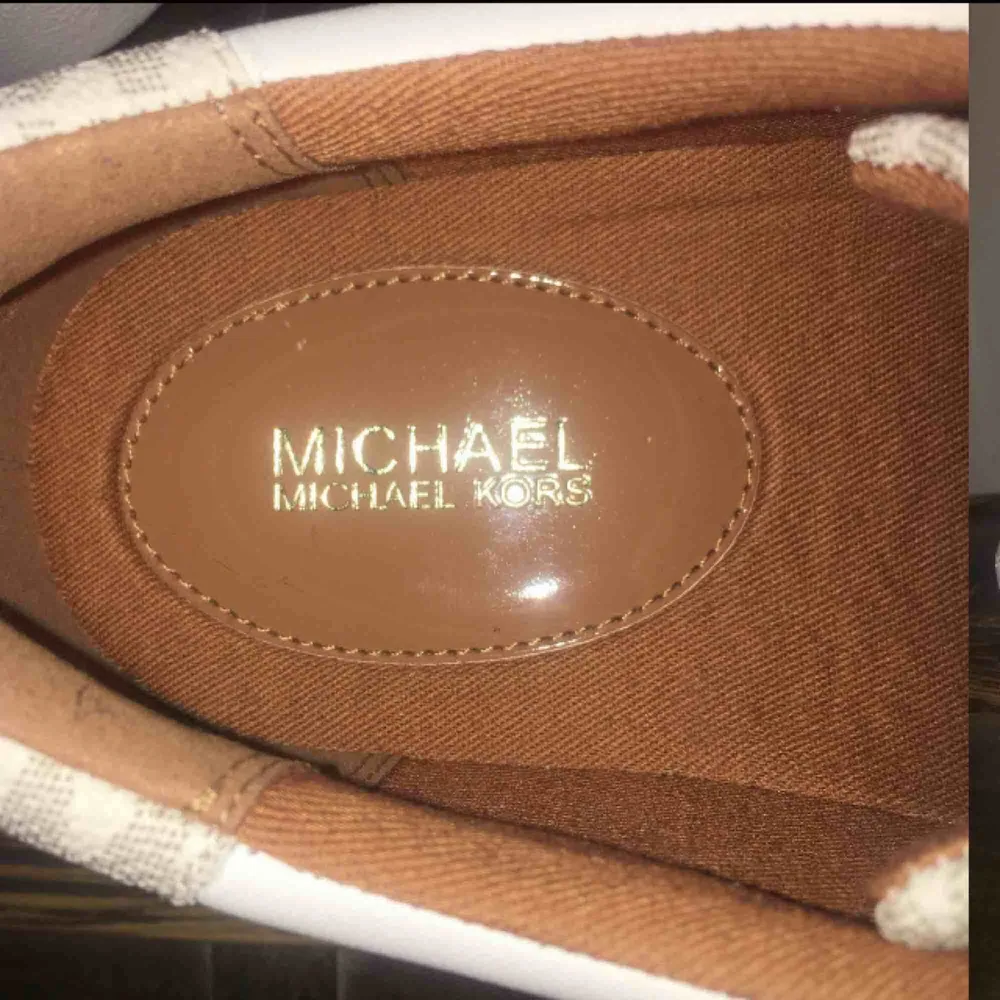 Ett par oanvända Michael kors skor. Ny priset var runt 1300kr☺️. Skor.
