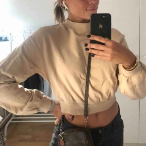  - Kort sweatshirt med polo från Bershka. Aldrig använd!  Frakt på 50kr tillkommer 😃❤️