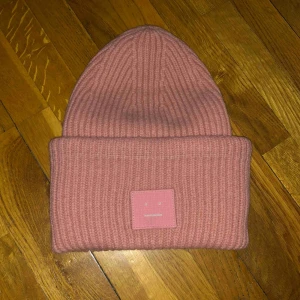  - En ljusrosa acnemössa (en utgången färg som inte finns kvar att köpa)  Använd ett fåtal gånger men i bra skick!