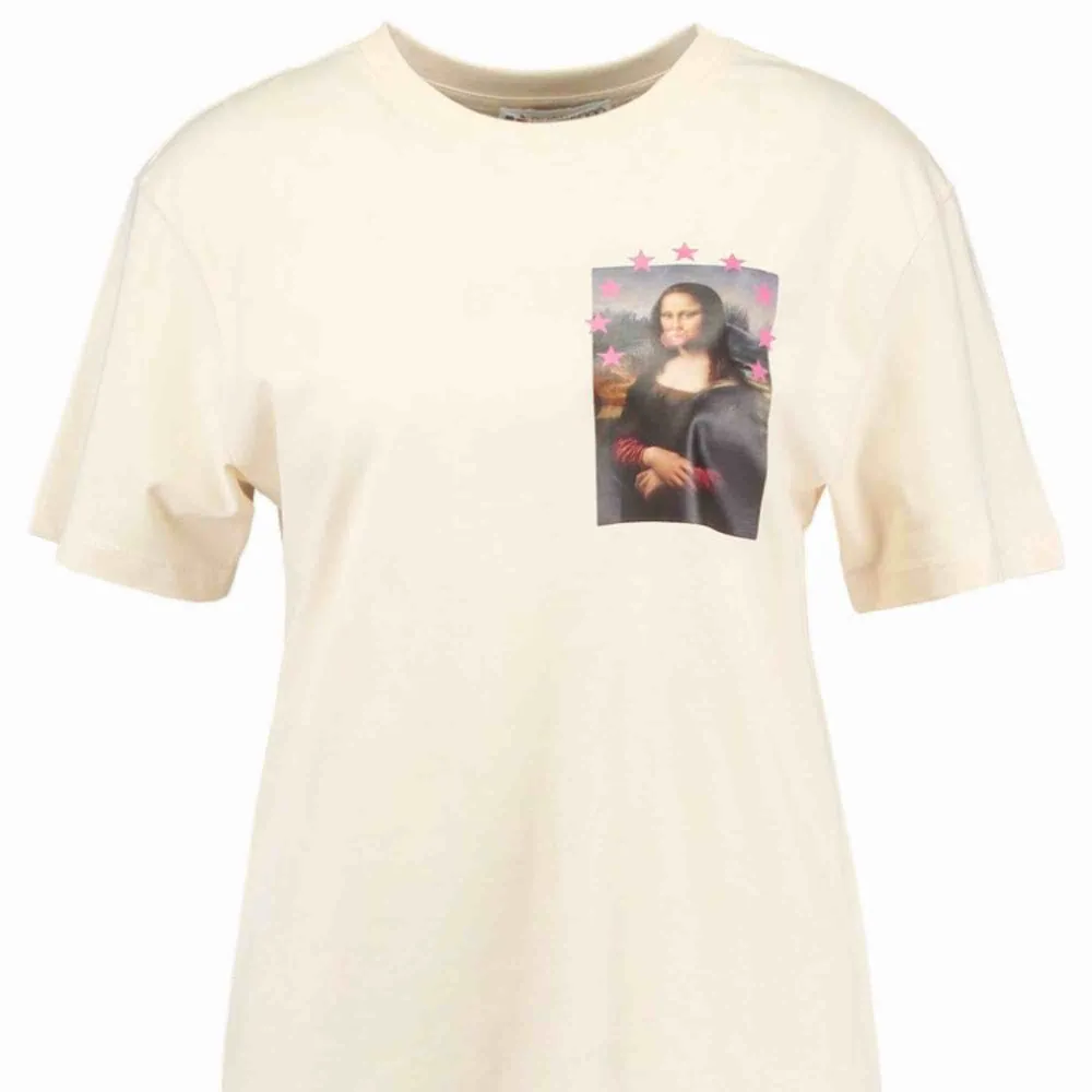 En oversized t-shirt med Mona-Lisa tryck på! Använd ca 2ggr 💖 frakten tillkommer på 36kr!. T-shirts.