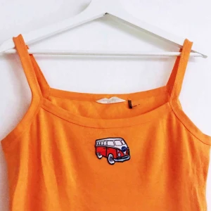  - Supersött linne med en minivan på. 