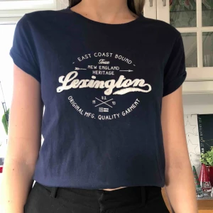  - Marinblå t-shirt från Lexington. Köparen står för frakt🥰