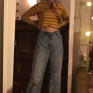  - Gullig top från Pull & Bear i nyskick✨, säljs inte längre. Ser kortare ut i bilden pga sträckt rygg. Kan mötas upp i Göteborg annars står köparen för frakt📦.