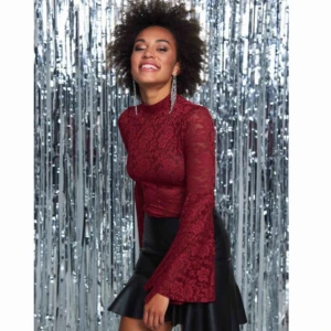  - Snygg vinröd spetströja med fladdriga armar. Aldrig använd med lappen kvar. Nyinköpt för 249 kronor. Köparen står för frakt🥰