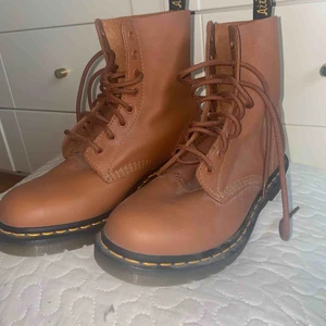  - Ett par ljus bruna riktiga dr.martens i mjukt vad jag tror är fake läder, men jag har inte kollat upp de. Bra skick, använd en gång! Köpta i Brighton :)
