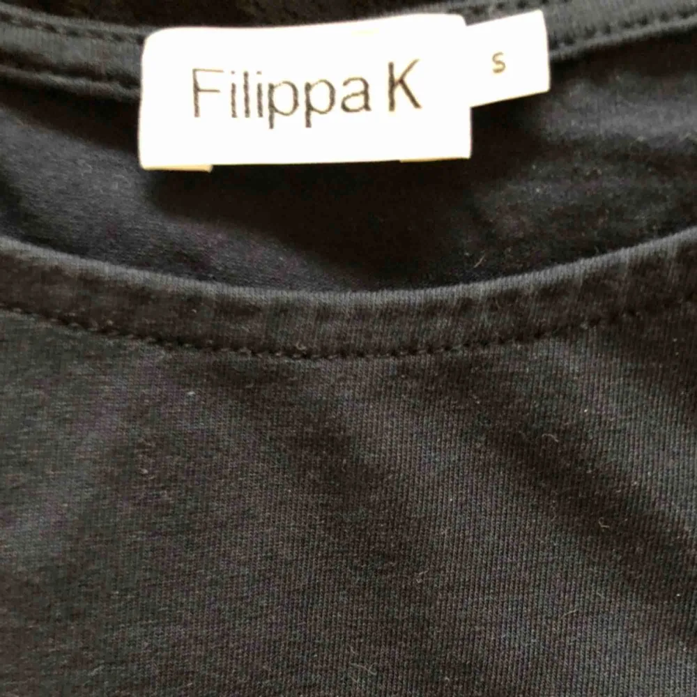 Långärmad mörkblå t-shirt från Filippa K i bomull. Sparsamt använd!. T-shirts.