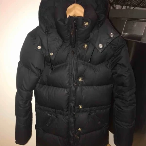  - Boomerang Jacka  stl xxs , passar 34-36. Muddarna är som nya,  Jackan är väldigt varm och go, det går att dra åt i midjan och nedtill om så önskas. Inga hål eller konstiga fläckar. Mer bilder kan skickas. Kan skicka med PostNord.  