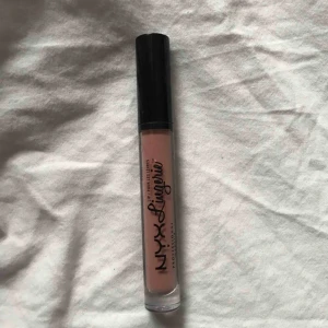  - Liquid lipstick från nyx i färgen ruffle trim, aldrig använd endast swatchad😊😊