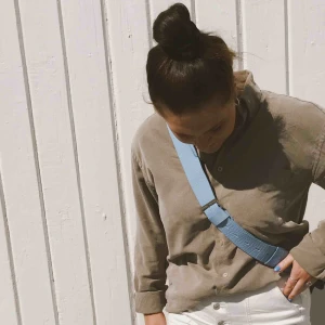  - Väska från Carin Wester, använd 1 gång. Brett axelband som är justerbart. Dustbag till väskan finns kvar och följer självklart med! Frakt tillkommer.