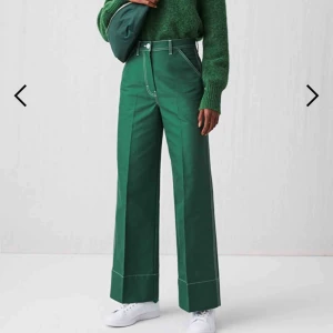  - Snygga byxor från Arket, nästintill oanvända!  Är rätt kort (163) så har vikt upp dom (sista bilden) istället för att ha dom som modellen. Nypris vad 790kr och dom är slutsålda på deras hemsida! Frakt på 50kr tillkommer 🌸🌸