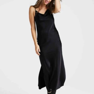  - Så himla fin siden klänning som tyvärr aldrig kommer till användning, använd 1 gång bara! Nypris 500kr❣️