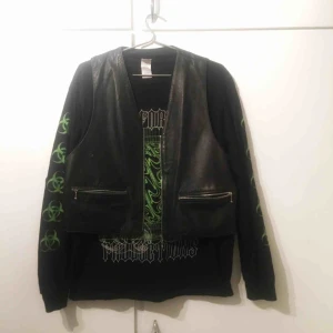  - Skinnväst i fejkläder, storlek S (herr, motsvarar M i damstorlek).