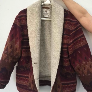  - Säljer min pull&bear jacka som jag köpte förra hösten, dock inte använd fler än 5 gånger max. Säljer pga ej min stil längre.  300kr + frakt. Kan gå ner i pris vid snabb affär