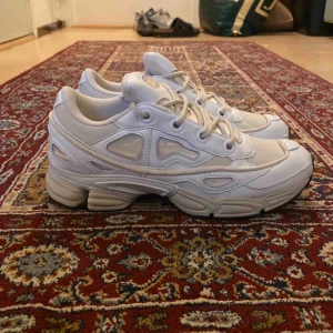  - RAF SIMONS X ADIDAS helt nya aldrig använda, originalpris 4269:- Kan mötas upp i Stockholm annars tillkommer frakt.