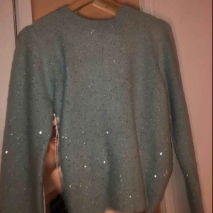  - Super mjuk och skön tröja med en jätte fin färg från Oasis och en super cool detalj med ett sidenband på baksidan!Super snygg och cool tröja att ha!! Säljer åt en kompis! Storlek M men sitter oversized på en S✌🏼