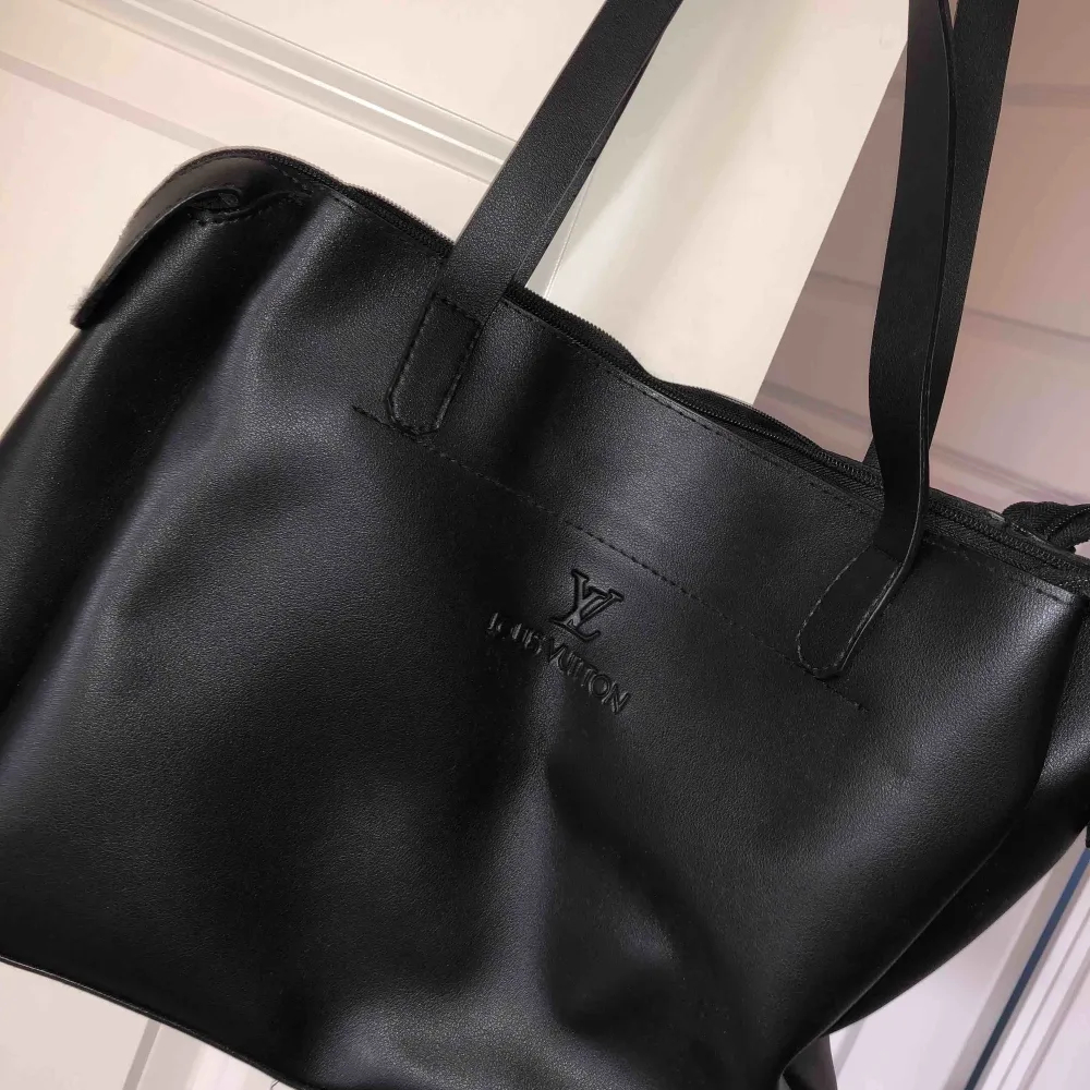 Förvaringsbar fake Louis Vuitton väska som aldrig kommit till användning. Kan användas både som skolväska och till vardags :) 90kr+ frakt eller mötas upp ❤️. Väskor.