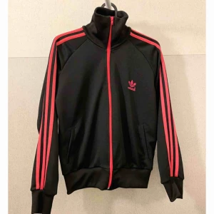  - Adidas Firebird tröja  Storlek S passar även XS  Mycket fint skick!   Priset kan diskuteras :)  Frakt tillkommer! 