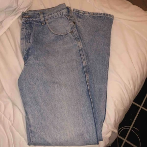  - Aldrig använt, köpte och var för små. Jätte fin ljus blå färg, de är bredare än det som syns på bilderna. Nypris: 250 Leverans tillkommer