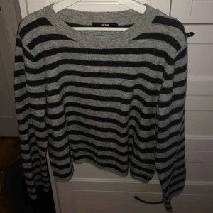  - Randig lite oversized stickad tröja från bikbok. Använd några få gånger så i bra skick. Passar allt från S-L beroende på hur man vill att den ska sitta. Frakt 50kr, pris kan diskuteras