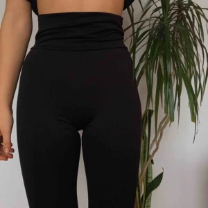  - Högmidjade formande träningsbyxor. DM vid intresse