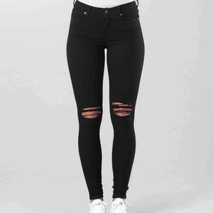  - Ett bra 711 skinny svarta med hål. Ser inte exakt ut som på bilden har bara 1 hål (med köp). Dom är i topp skick. Knappt använda. Säljs pga för små.