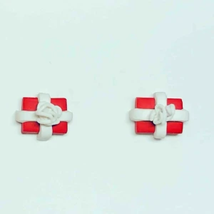  - Handgjorda örhängen i form av paket. De är 8mm höga och 11mm breda. Nickelfria. Jag bjuder på frakten🥰