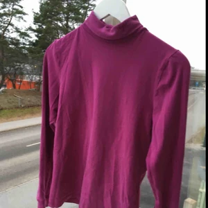 Polo - Skitcool vintage polo från humana! Inte kommit till användning och helt i nyskick. Skriv för mer bilder eller frågor :)