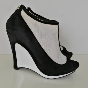 Fendi sandals 38 - Fendi sandals, very good condition, authentic, size 38,  insole 25cm, heels 12cm, Leather, write me for more info and pics.Delivery to USA, Canada, Australia No return