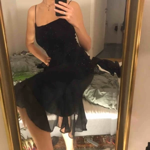  - Superfin pärlbroderad klänning. Perfekt för nyår!! Super bra skick! 