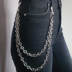  - Silvrig byxkedja. Fraktkostnad blir 18kr.