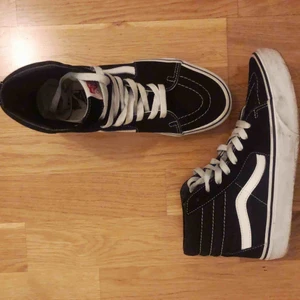  - Klassiska höga Vans. Sparsamt använda i mycket bra skick. 