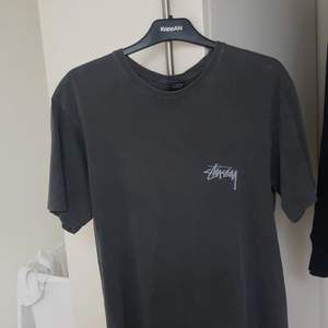 Stussy 8ball t-shirt herrstorlek M. Köpt i London i Stussy butiken för 50 pund, jag har kvar kvittot. Sparsamt använd. Funkar för båda kön. Skicka meddelande om du har frågor :)