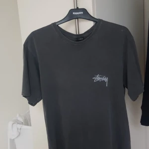  - Stussy 8ball t-shirt herrstorlek M. Köpt i London i Stussy butiken för 50 pund, jag har kvar kvittot. Sparsamt använd. Funkar för båda kön. Skicka meddelande om du har frågor :)