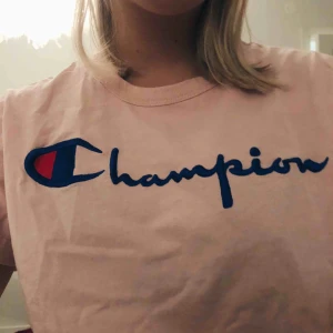  - Babyrosa t-shirt från Champion! Frakt inräknad i priset!!💗💞💝🌸🌷🦄