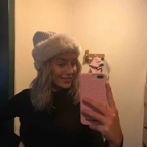  - Jätteskön o varm mössa från M&S. Använd få gånger och är i bra skick. Kunden står för frakt💖