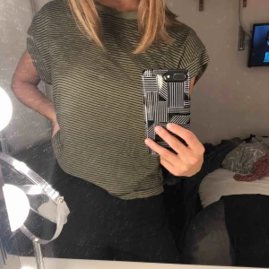  - Grön/svart randig t-shirt från Zara i storlek S! Knappt använd alls och är i bra skick! Köparen står för frakt💓
