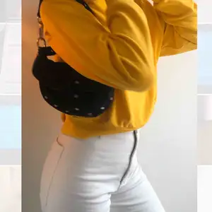 En sol gul lite tunnare sweatshirt, fungerar på storlek XS-M. Nyskick och inga defekter. Möts upp i Stockholms innerstad. Kika på min sida, mycket nya plagg upplagda❤️