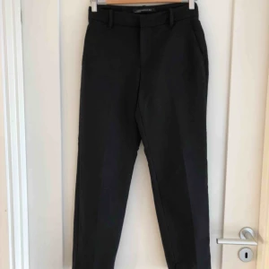  - Svarta kostymbyxor från Zara. Slits på insidan av benet, köpta för 399 kr.