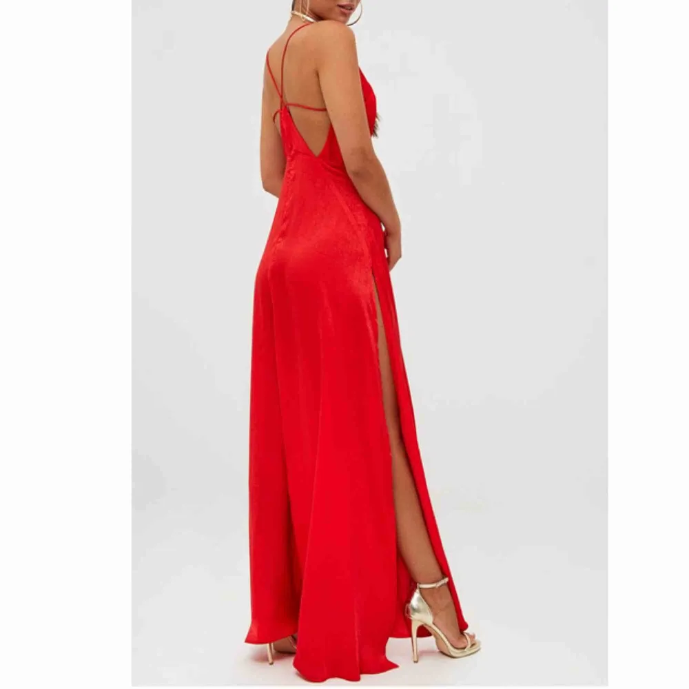 Super fin röd balklänning! Köpt i fel storlek därav säljer jag den. Det är inte mina bilder.  Köparen står för frakten, tar endast swish 💕 . Klänningar.