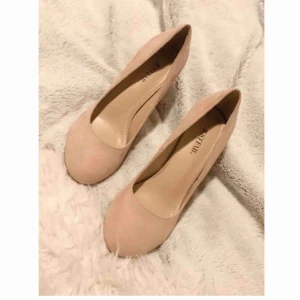  - Helt oanvända klackskor ska säljas! Beställde fel storlek och har därför ingen användning av dessa. 9,5cm klack. Kan mötas upp i Avesta, hedemora annars så betalar köparen frakt.