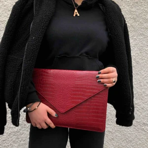  - Crocodile-print i veganskt läder som även är vattenavvisande med extra fack på baksidan. 🖤❤️Innermått- längd 33 cm bredd 23cm djup 1,8 cm  Kolla gärna vår instagram-@weeklyaccessoriesuf 