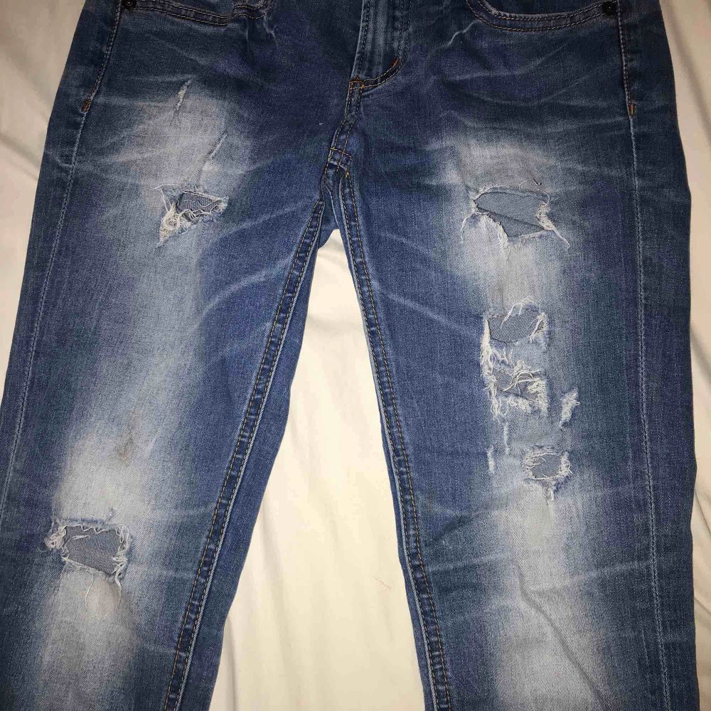 Blåa jeans med hål i storlek XS/S från new Yorker.. Jeans & Byxor.
