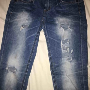  - Blåa jeans med hål i storlek XS/S från new Yorker.